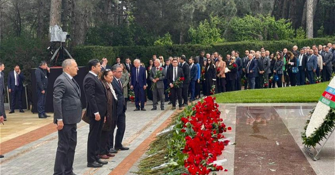 Коллективы Аудиовизуального Совета Азербайджанской Республики и Агентства по Развитию Медиа посетили Аллею Почетного захоронения.