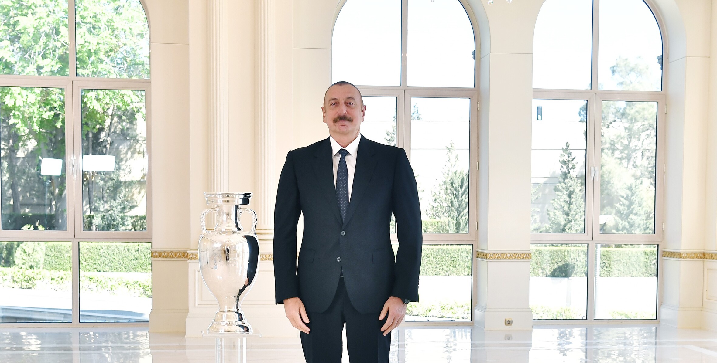 AVRO-2020-nin kuboku İlham Əliyevə təqdim olunub