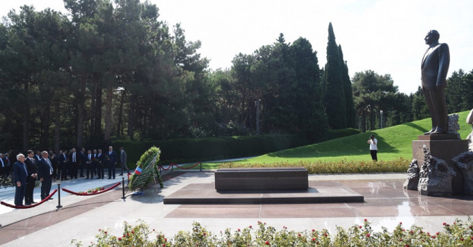 On the occasion of the 149th anniversary of the National Press, flowers were laid at the graves of the National Leader Heydar Aliyev and the founder of Azerbaijani Press, Hasan bey Zardabi
