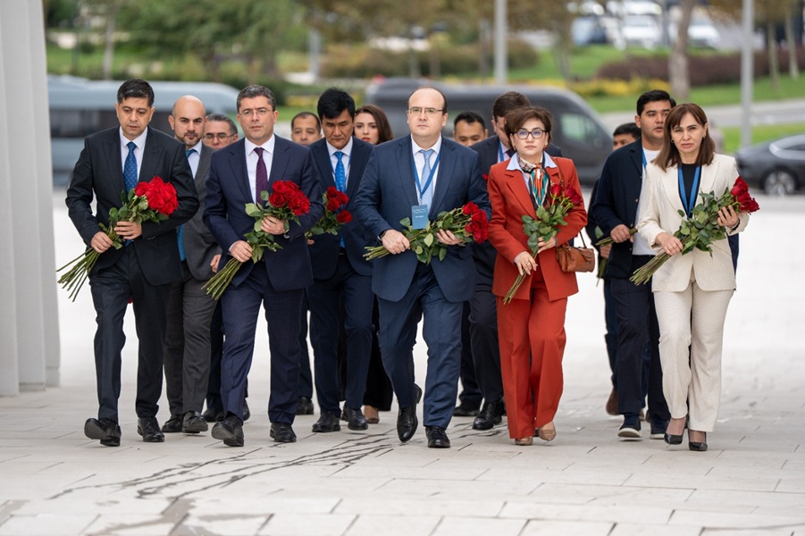 Azərbaycanda səfərdə olan Özbəkistan nümayəndə heyəti Zəfər abidəsini ziyarət etmişdir