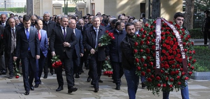 Председатель Совета посетил Аллею Почётного Захоронения и Аллею Шэхидов.