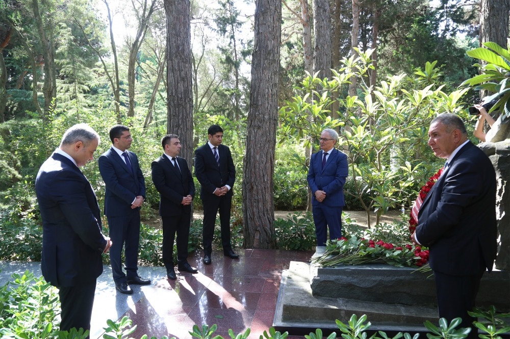 Milli Mətbuat Günü münasibətilə Ümummilli Lider Heydər Əliyevin və Azərbaycan mətbuatının banisi Həsən bəy Zərdabinin Fəxri Xiyabanda olan məzarları ziyarət olunub