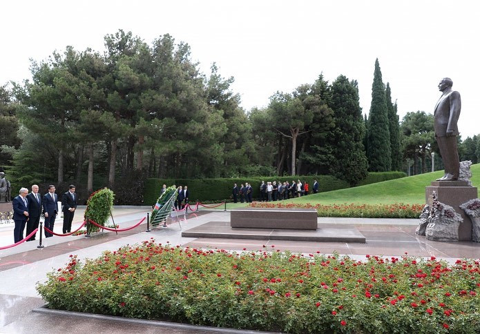 Представители медиа посетили могилу Общенационального Лидера Гейдара Алиева